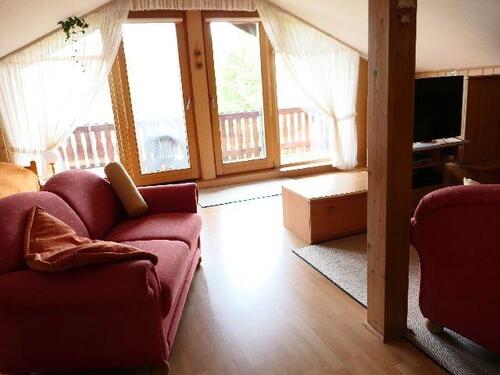 Foto - Sehr dörfliche 1993 neu erstellte 2-Zi-Maisonette-Wohnung mit Einbauküche, Loggia und Carport!