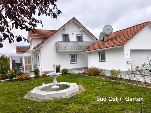 Foto - Einfamilienhaus mit großem Garten und Doppelgarage