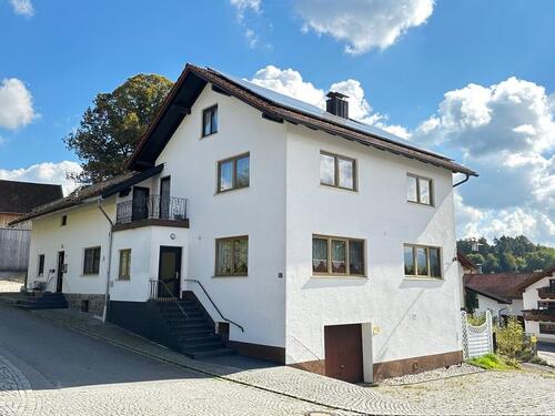 Foto - Ruhmannsfelden ca. 3 km: Gr. 2-Fam.-Haus m. Büro, Photovoltaikanlage, 3 Garagen u. 3 sep. Eingängen!