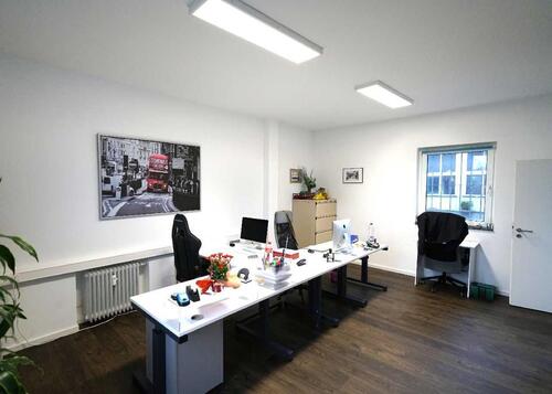 Foto - Seltene Kombi: Bürofläche (ca. 64 m²) mit ebenerdigem Lager (ca. 190 m²) in Rtg.-West