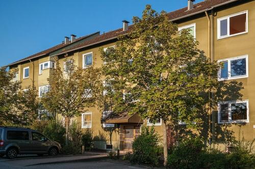 Foto - Großzügiges Wohnzimmer und eleganter Design-Bodenbelag in den Räumen