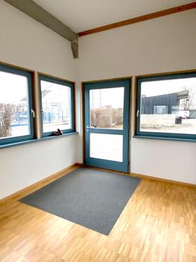 Foto - Hochwertige & helle Hallen mit Büro zu vermieten!