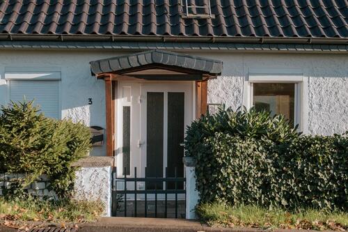 Foto - Seedorf: Doppelhaushälfte mit Seeblick und Steg – wohnen, wo andere Urlaub machen!