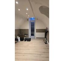 SOFORT ZU VERMIETEN – 2-ZIMMER-WOHNUNG IM ERDGESCHOSS MIT TERRASS - Stuttgart Bad Cannstatt