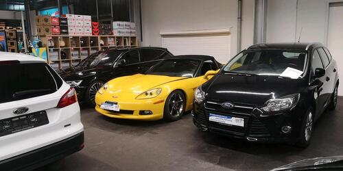 Foto - Hallen Stellplatz Garage Sportwagen Campingbus Oldtimer