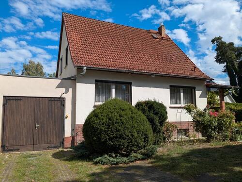 Foto - Kleines Einfamilienhaus mit großen Garten