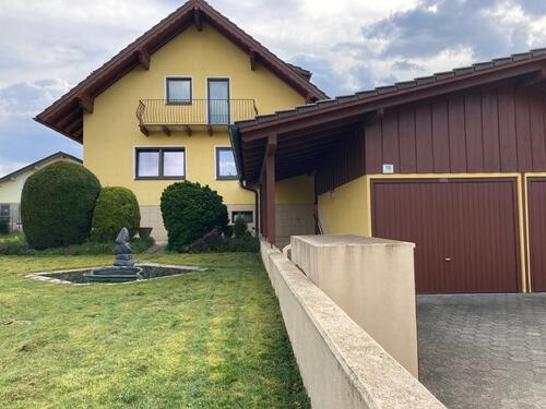 Foto - Einfamilienhaus mit Doppelgarage und Nebengebäude