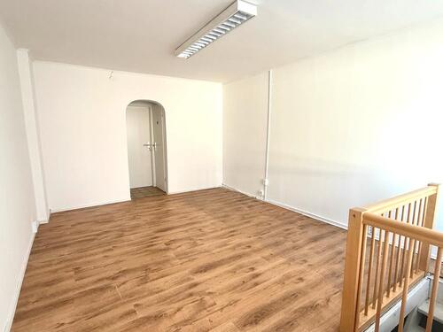 Foto - Zentrale Ladenfläche mit Schaufenster Büro-Praxisfläche