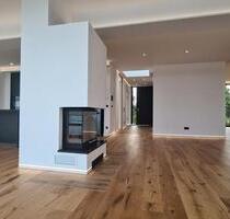STATE OF THE ART am KAP ZWENKAU + REPRÄSENTATIV MIT BEHEIZTEM POOL + KAMIN + HIGH END + TIEFGARAGE + EBK + SMART