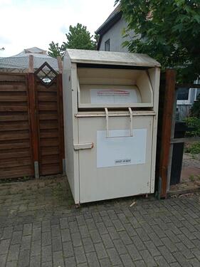 Foto - Stellplatz für Altkleidercontainer