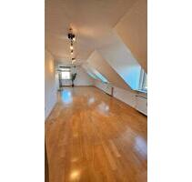 Lichtdurchflutete 3,5 Zimmer Dachgeschosswohnung - Kassel Philippinenhof-Warteberg