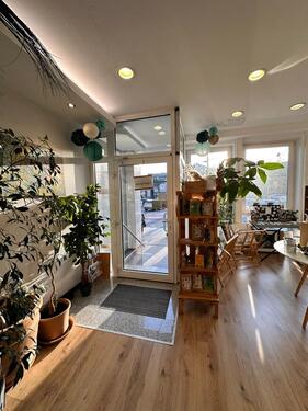 Foto - Schönes, zentrales Ladenlokal mit Galerie und großem Lager!