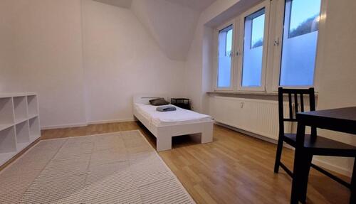 Foto - Möbliertes WG Zimmer im 3er WG - 295,00 EUR Kaltmiete,