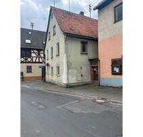 Haus mit großem Potenzial + Nebengebäude & Hof in Urspringen