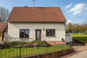 Foto - Einfamilienhaus mit angrenzendem Baugrundstück