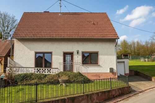 Foto - Einfamilienhaus mit angrenzendem Baugrundstück