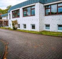 Zentrale Bürofläche mit 204 Qm., 4 Zimmern und vielen Parkplätzen - Aurich