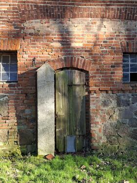 Foto - Leben in der Natur: Früheres Verwalterhaus mit Architektenplanung