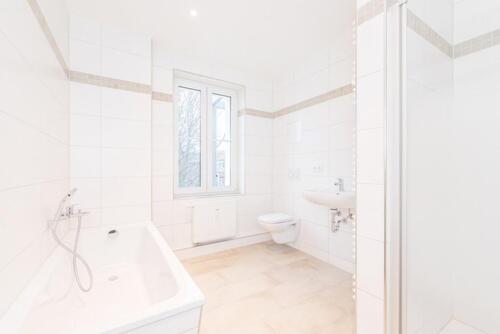 Foto - Modernes Bad Balkon - 546,00&nbsp;EUR Kaltmiete, ca.&nbsp; 77,87&nbsp;m&sup2;