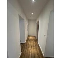 Frisch saniert: Exklusive 2-Zimmer-Wohnung mit Loggia -Köln-Niehl