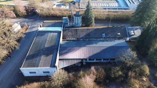 Foto - Produktions- Lagerhalle mit Verwaltungsgebäude