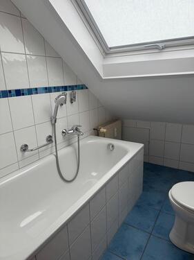 Foto - Helle 2 Zimmer DG inkl. EBK, Tageslicht Wannenbad und Keller