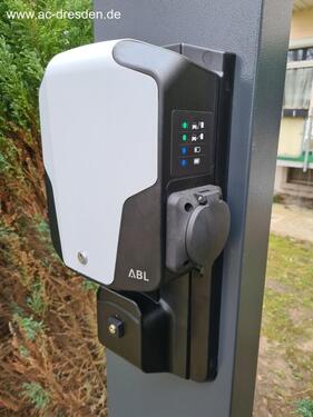 Foto - Moderner E-Stellplatz mit Ladesäule