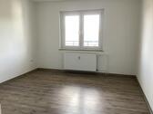 Foto - Renovierte 2,5 Zimmer Wohnung in zentraler Lage mit Balkon.