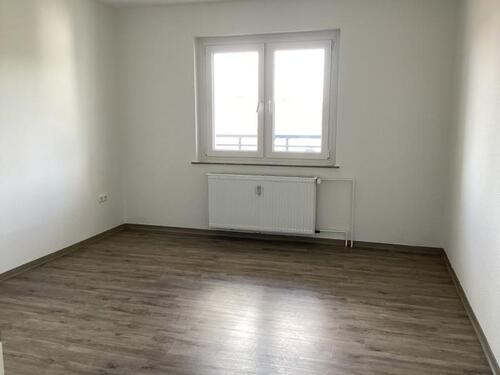 Foto - Renovierte 2,5 Zimmer Wohnung in zentraler Lage mit Balkon.