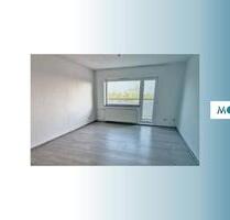 **Wohnen mit Ausblick: Renovierte und großräumige 2-Zi.-Whg. mit Balkon** - Reinbek