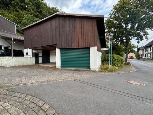 Foto - Garage mit neben Räumen zum abstellen