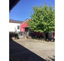 Haus mit großem Grundstück und Halle - Römerstein