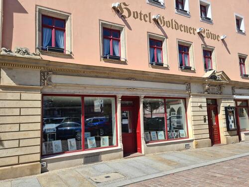 Foto - Ladengeschäft mit großer Fensterfront inmitten Meißner Altstadt