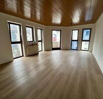 Helle 2-Zimmer-Wohnung (58 m²) | Neue Einbauküche | Balkon | Aufzug | WG-geeignet - Essen Stadtbezirk III