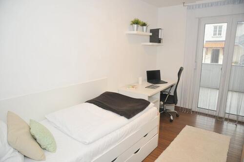 Foto - Ab 28€Nacht - WG-Zimmer (10,16 oder 23 m²) in 3er-WG, vollmöbliert Co-Living Space