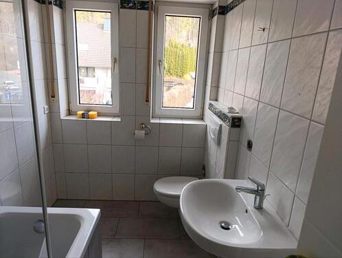 Foto - 4 Zimmer Wohnung 100 Quadratmeter. Bad, Küche mit EBK. Balkon.