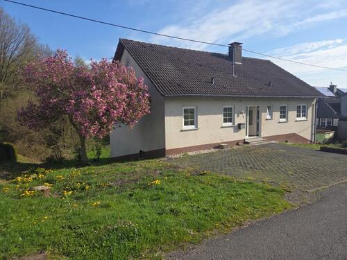 Foto - Einfamilienhaus mit ELW – Teilmodernisiert (FensterTüren 2023)