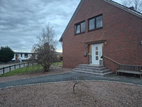 Foto - Familienhaus mit 2 Wohneinheiten, PV-Anlage & großem Grundstück i