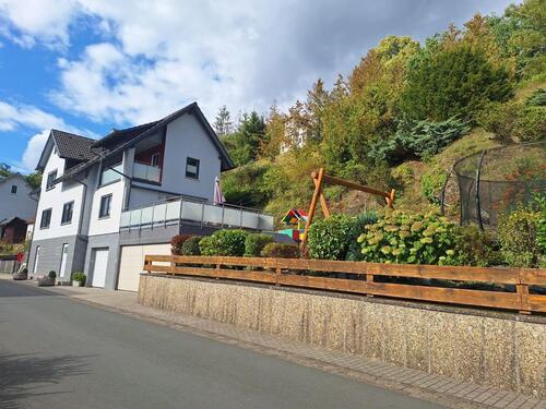 Foto - Grundsolides Einfamilienhaus mit Garagen, Terrasse und Garten