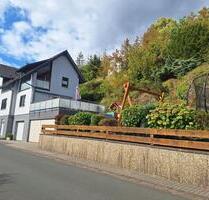 Grundsolides Einfamilienhaus mit Garagen, Terrasse und Garten - Dautphetal
