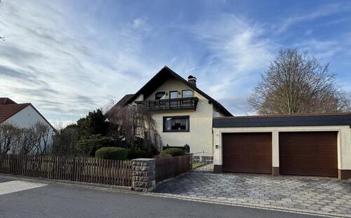 Foto - Einfamilienhaus mit Doppelgarage und Werkstatt