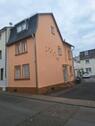 Foto - Kleines Haus mit Nebengebäude und Garage