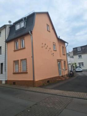 Foto - Kleines Haus mit Nebengebäude und Garage