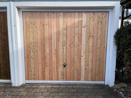 Foto - Garage mit Torantrieb & Stromanschluss