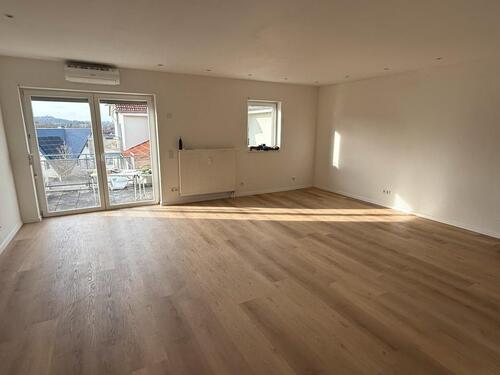 Foto - Renovierte 2 Zimmer DG Wohnung, EBK, Klimaanlage, Aufzug, Balkon
