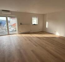 Renovierte 2 Zimmer DG Wohnung, EBK, Klimaanlage, Aufzug, Balkon - Osnabrück