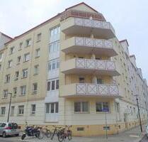 Ab März 2026: Geräumige 2-Zimmer-Dachwohnung mit Balkon, Einbauküche, Badewanne & Laminatboden - Dresden