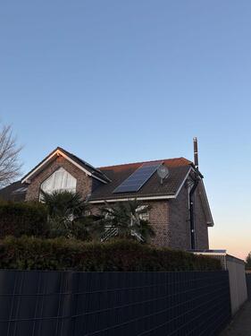 Foto - Modernes Einfamilienhaus (BJ 2002) – saniert, PV, Wallbox, Kamin,