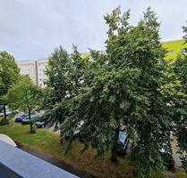 Ab 01.07.2026***Einziehen & Wohlfühlen: Renovierte 3-Zimmer mit Balkon, Aufzug und Blick ins Grüne! - Leipzig Lausen-Grünau