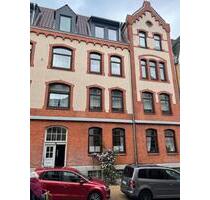 Charmante helle 4 Zimmer Altbauwohnung mit Balkon -unrenoviert - Flensburg Altstadt